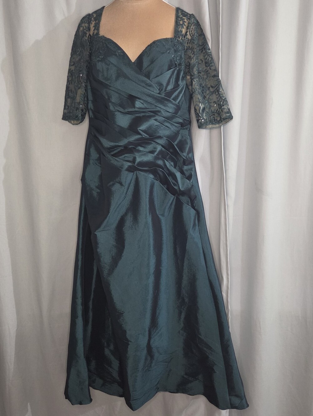 David's Bridal Elegant Evening Dress with Embroidered Sleeves Size 20 In Gem